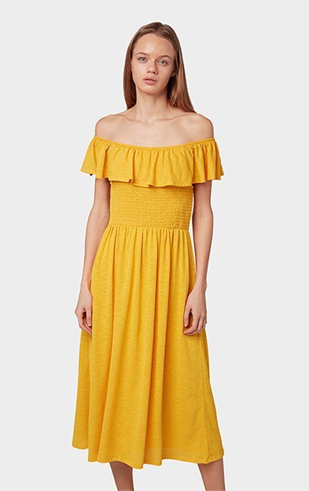 Желтое платье с открытыми плечами 0